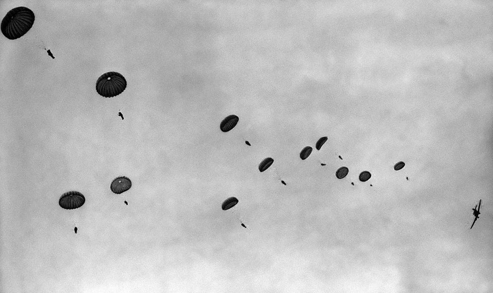 Duitse parachutisten worden gedropt boven Eben-Emaal