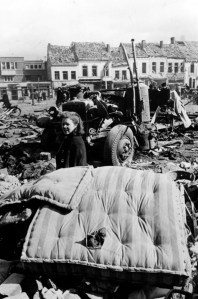 Meisje bij uitgebrande bus op Gemeenteplein - MHK - (79)