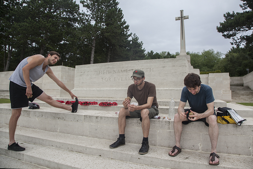 Onderweg zagen we net als de jongens in 1940 de sporen van de Eerste Wereldoorlog. In Etaples bezochten we de grootste Britse begraafplaats in Frankrijk.