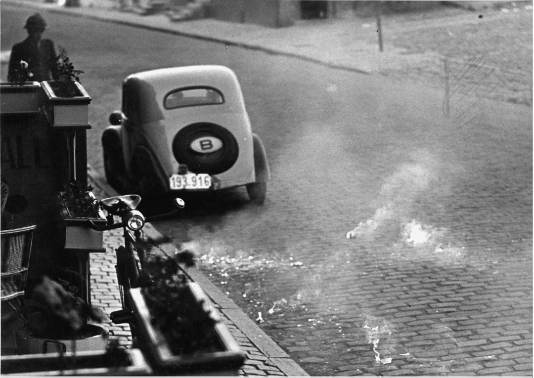 Een zeldzame foto van brandschilfers die uit de Duitse bommen kwamen.