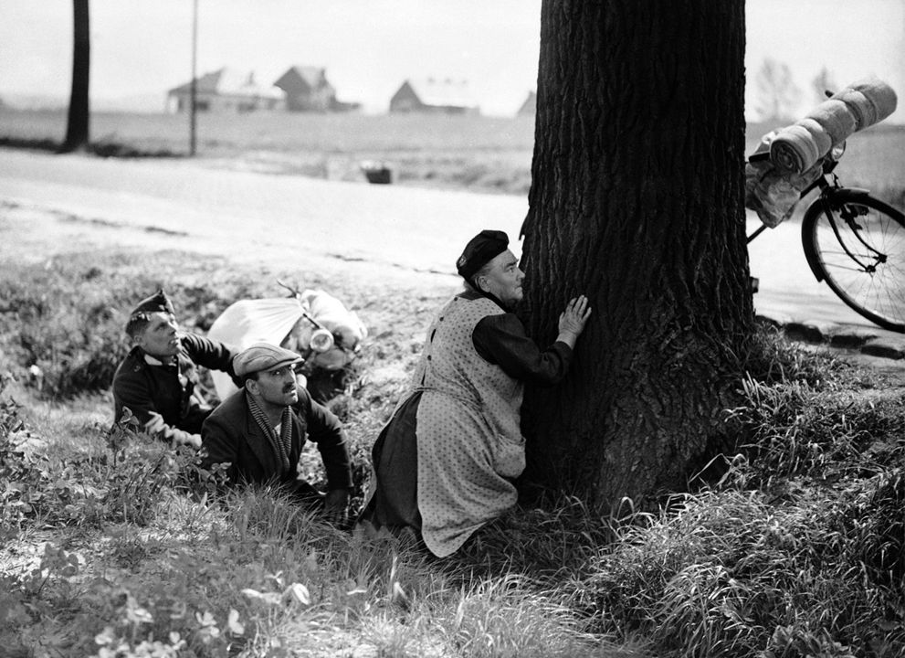 Vluchtelingen schuilen voor de Duitse Stuka's. 18 mei 1940.