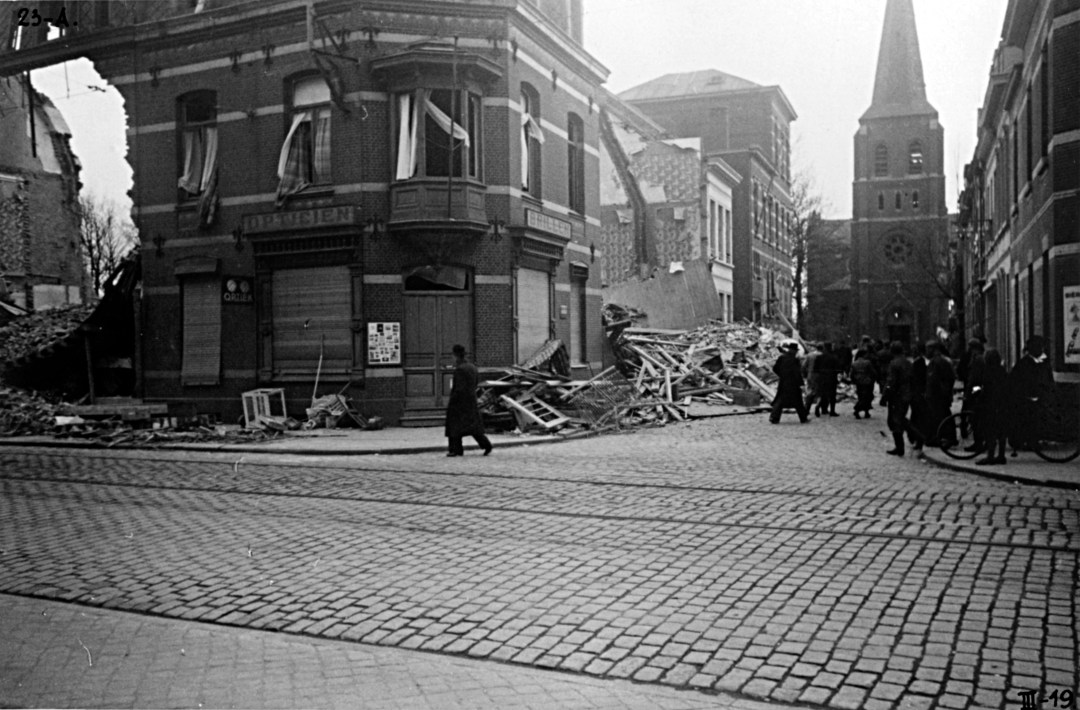 Het huis van familie Verhelst, met links de gapende leegte waar daarvoor het winkeltje van familie Vloebergen stond.