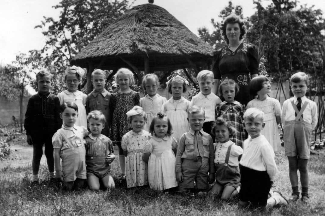 Juffrouw Alice en haar kleutertjes voor de gloriette.
