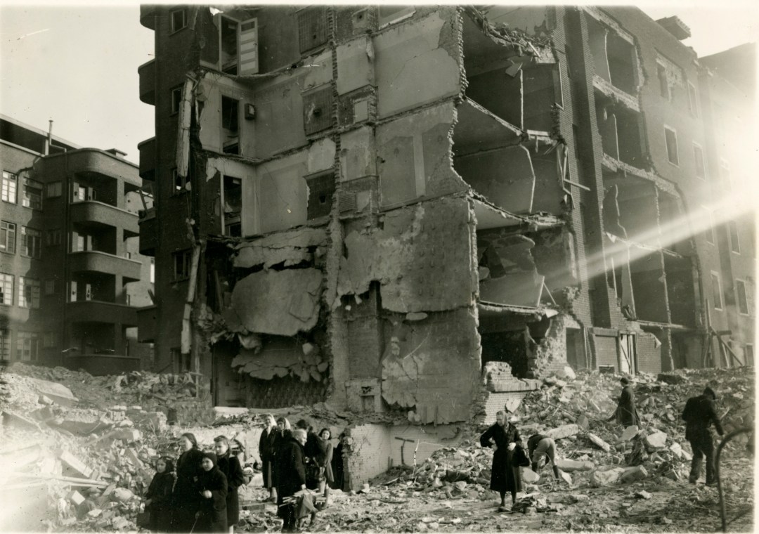 Nijverheidstraat na de V1-inslag van 7 februari 1945. (c) Katoennatie - Collectie Frans Claes
