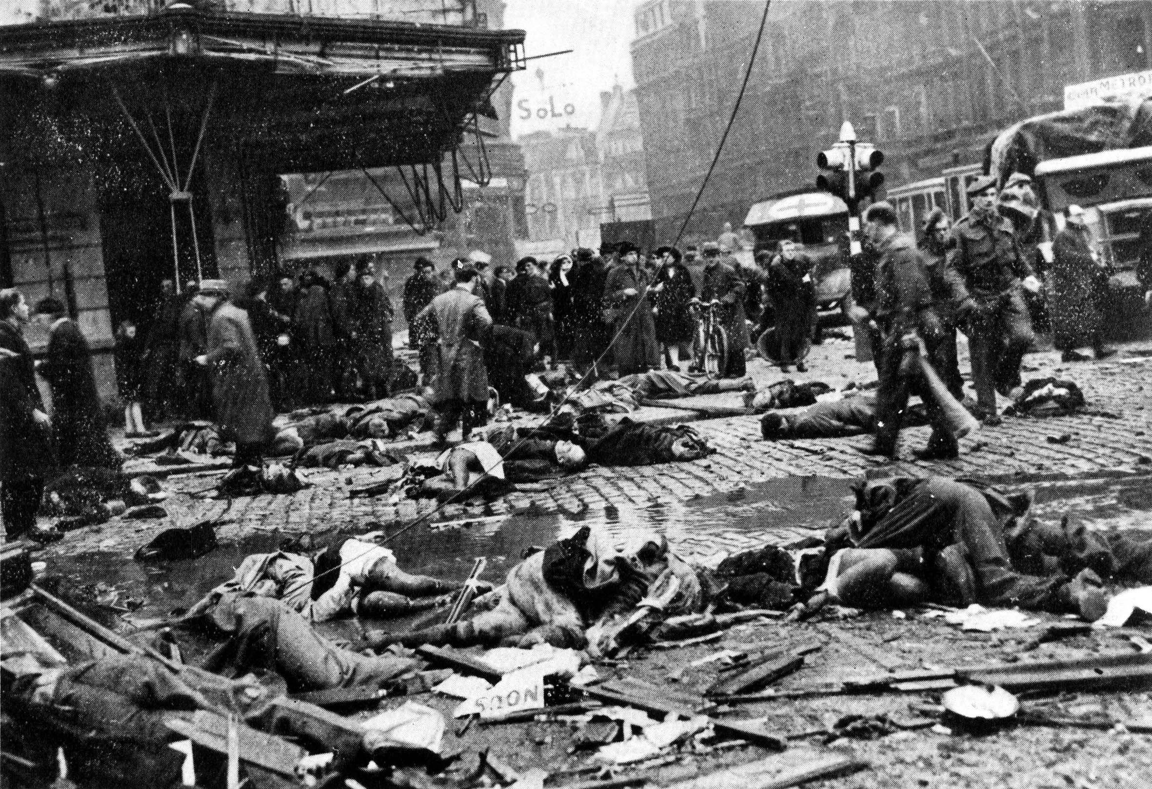 De Antwerpse Teniersplaats na de inslag van V2 op 27 november 1944.