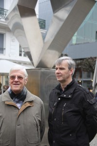 Wim en zijn zoon Dirk Dobbeleers bij het monument voor de V-bomslachtoffers aan de Wapper.